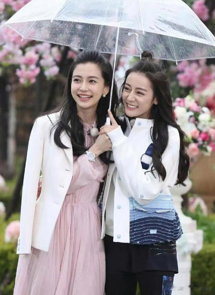 跑男时期的杨颖和迪丽热巴，俩大美女同框简直太养眼了！真的忍不住想问，节目组当时到