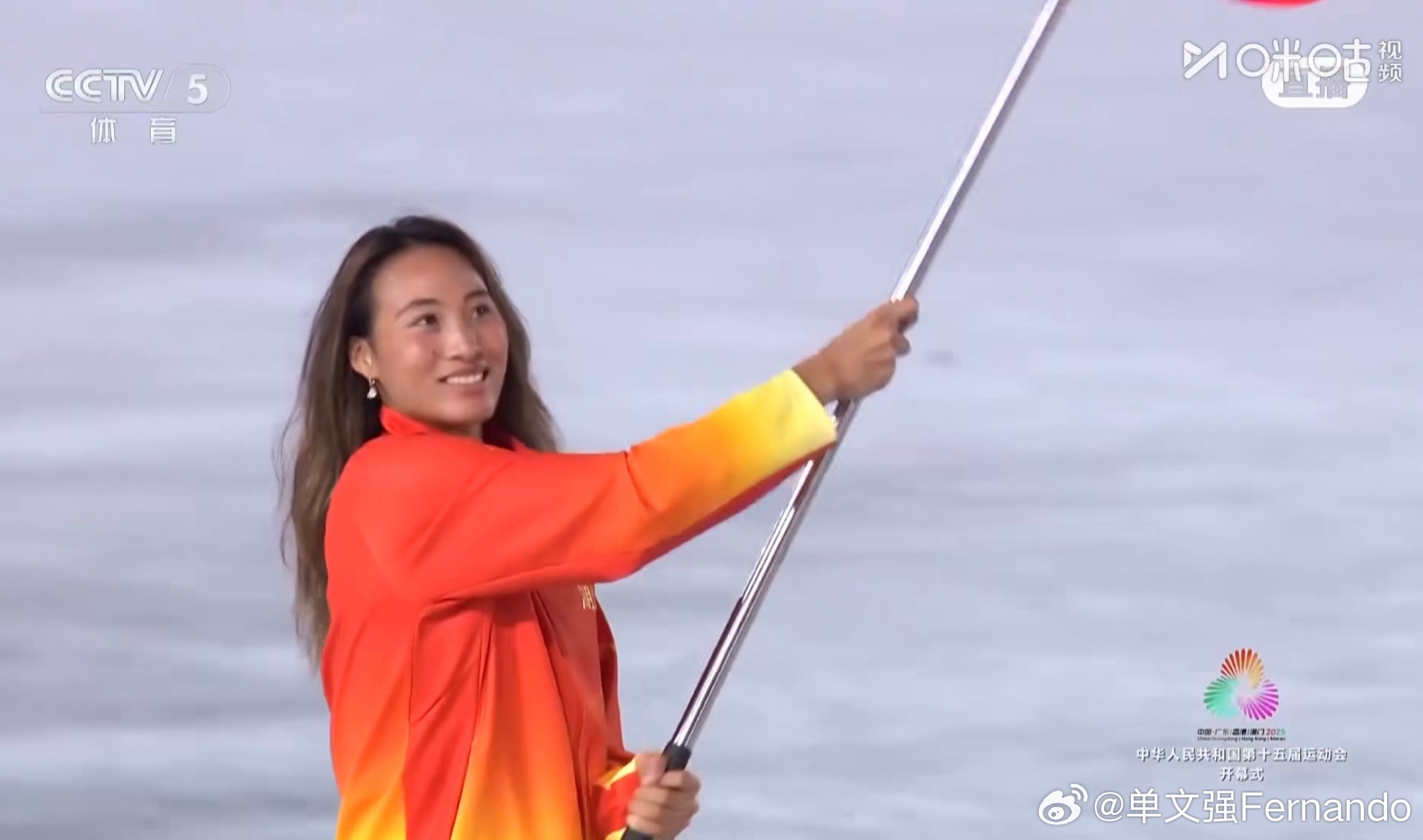 郑钦文挥旗太飒了 郑钦文！！！担任湖北省代表团旗手，亮相全运会开幕式！！！wta