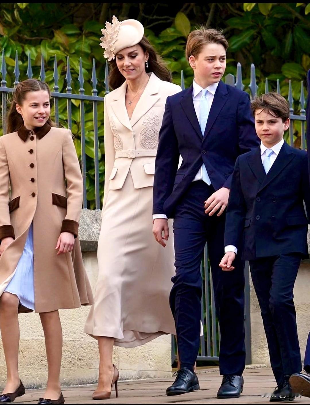 凯特王妃与她的三个孩子，这位身形高挑的少年，是凯特王妃与威廉王子的长子——乔治·