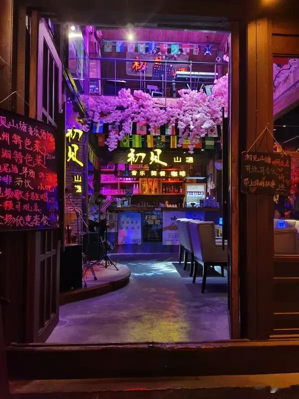 “不解风情拂柳意”，这上联挺有意境。“不解风情”描绘出一种木讷，“拂柳意”又添了