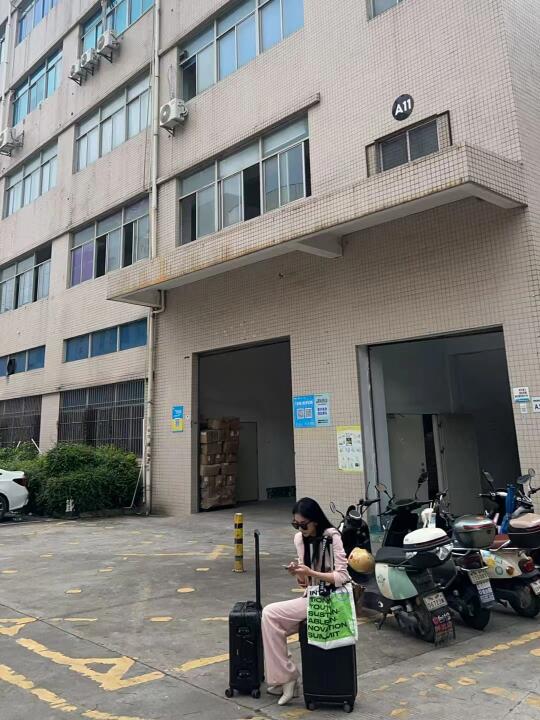 这次真一下飞机就被关起来了