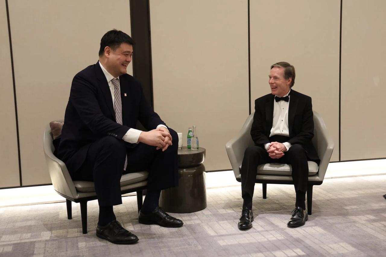 美国驻华大使伯恩斯今天（3月30日）发文写道：“在上海采访了NBA传奇人物姚明，