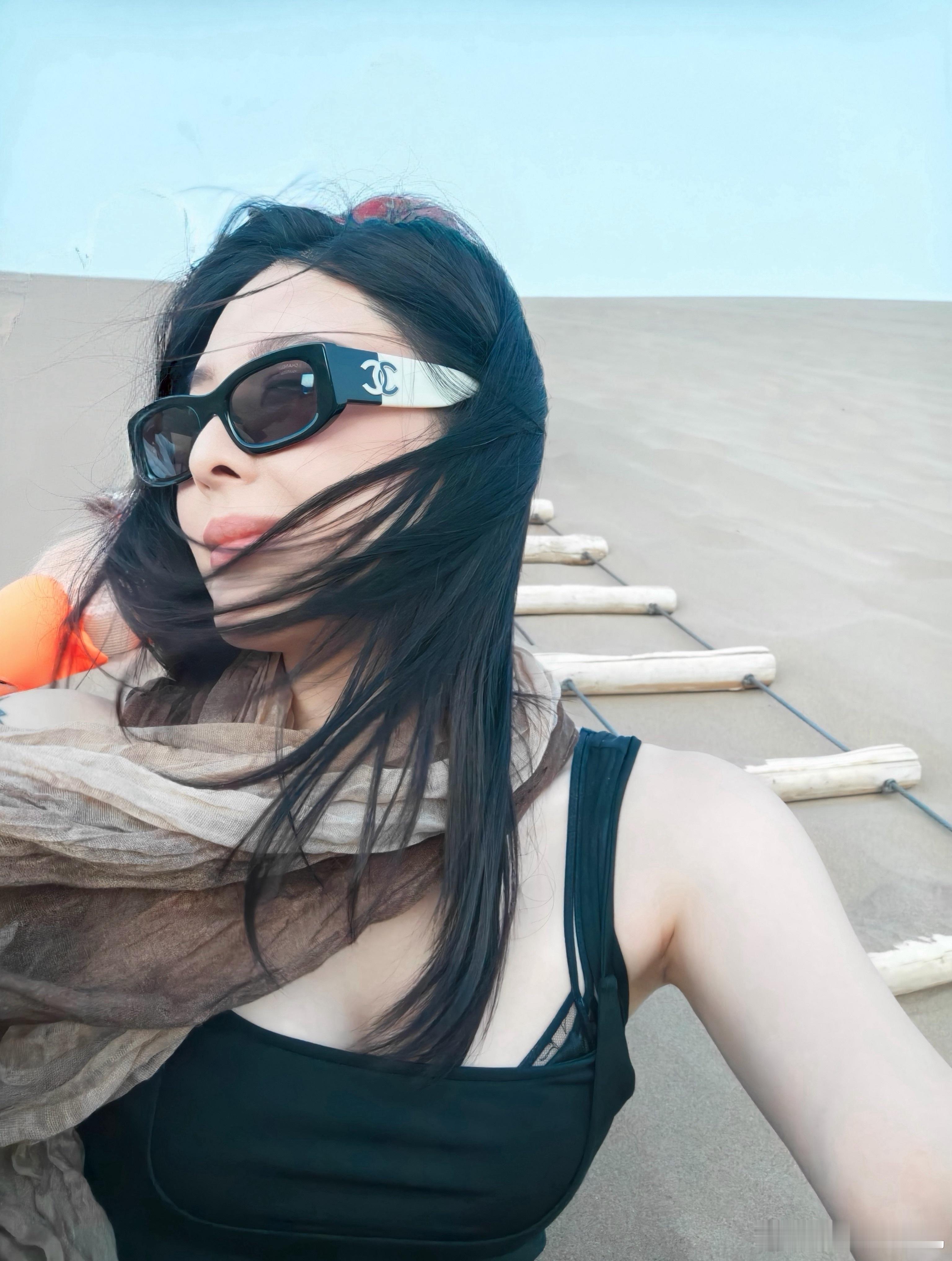 敦煌真的太干了…干到水肿体质在这里不用P原图都有削苹果般的下颌线 敦煌