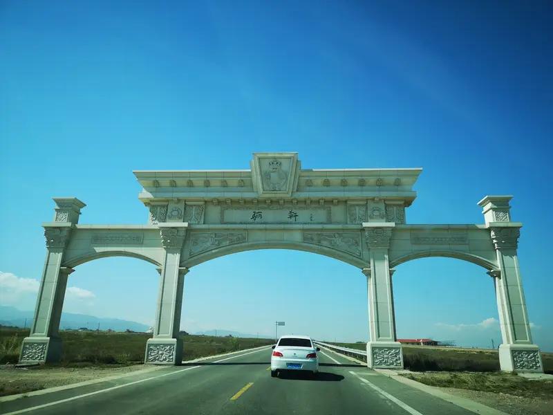 朋友们，若想在进新疆时不走寻常路，那就随我前往巴里坤！
别去哈密人挤人，咱们选条