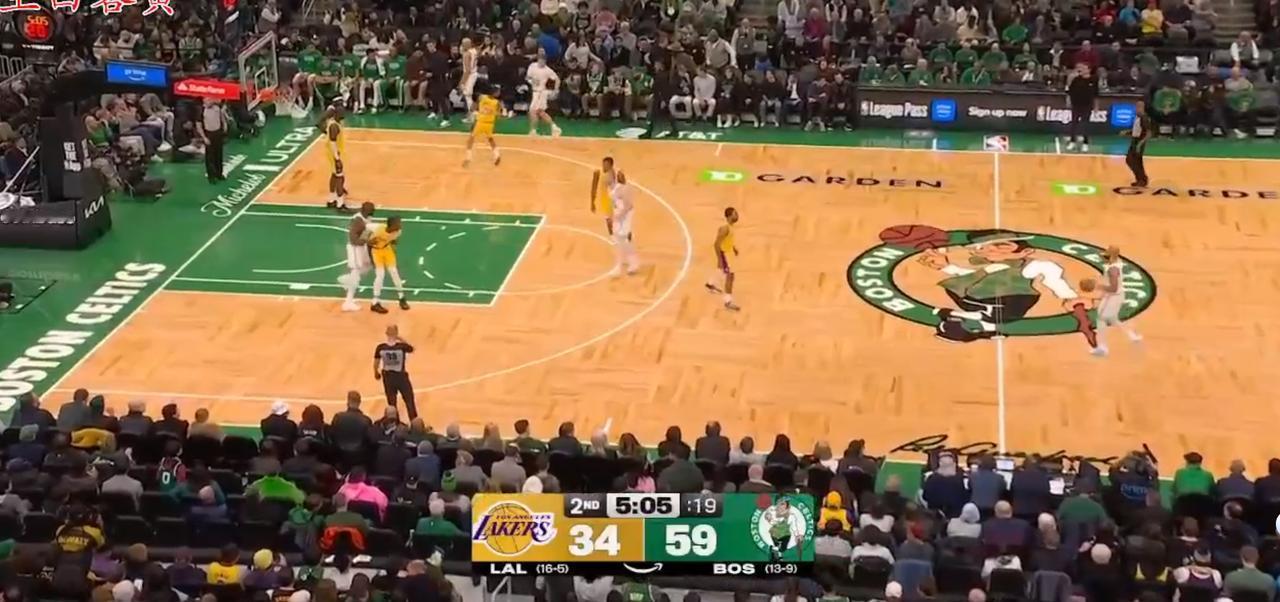 什么情况？半场就被打崩了。湖人半场落后凯尔特人23分。

凯尔特人其实并不弱。目