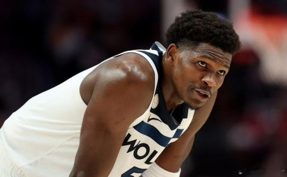 NBA杯太阳主场对阵森林狼，太阳名宿巴克利到场观战。森林狼在最多落后18分情况下