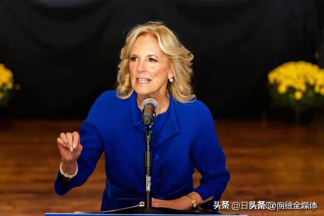 惊天乌龙！总统夫人保镖机场走火，竟射中自己腿
 
全美震动！美国特勤局证实，一则