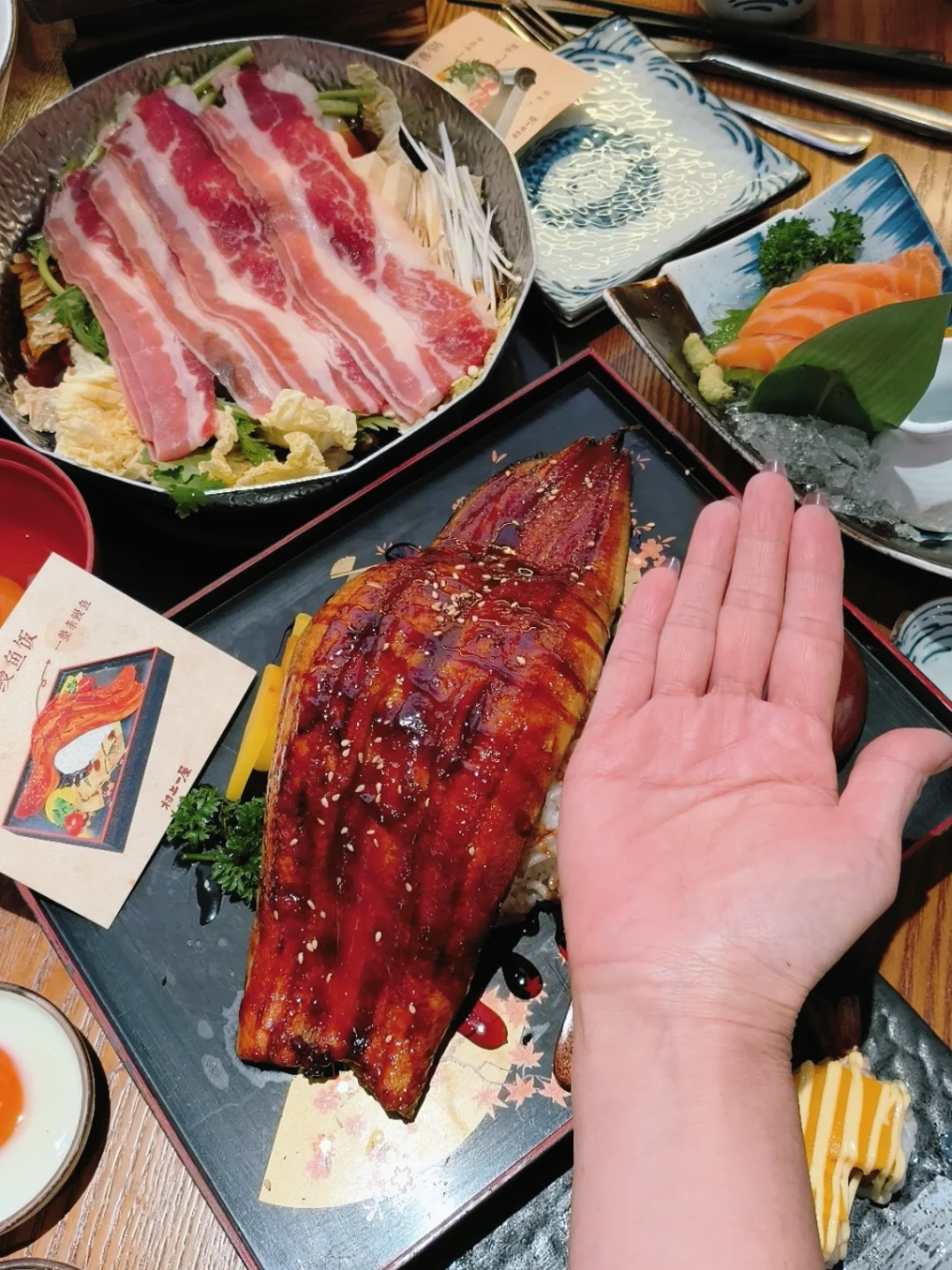 卧卧卧！！！谁能拒绝这口比手还大的鳗鱼饭