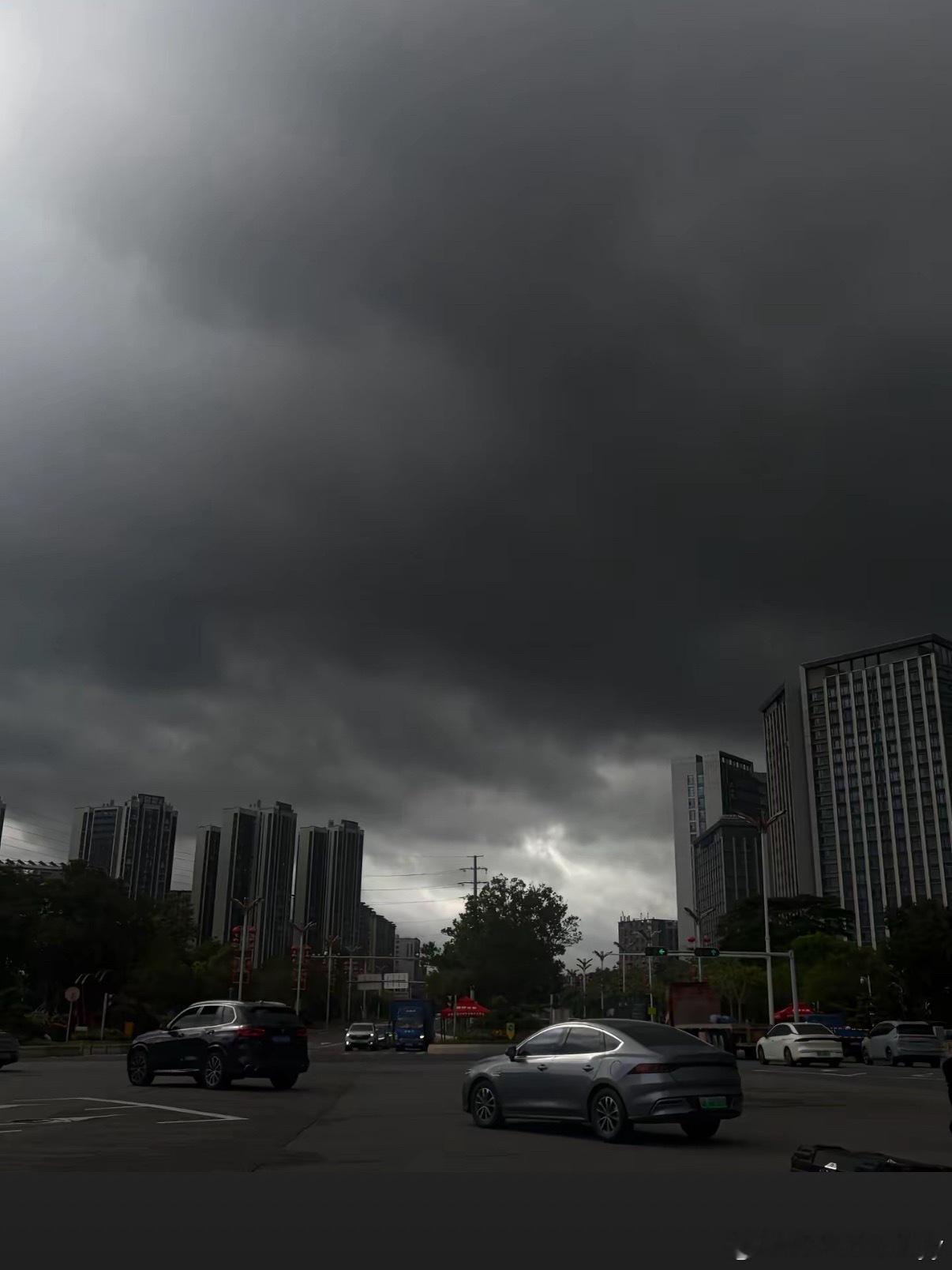 广东暴风雨超长待机台风“美莎克”已于7月3日下午登陆海南，在其外围环流和西南季风