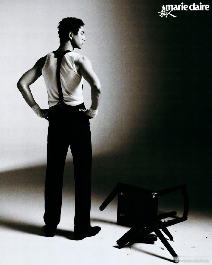 #李现野生感硬照#  李现的这组嘉人八月刊野生感硬照，那深邃的眼神是点睛之笔，充