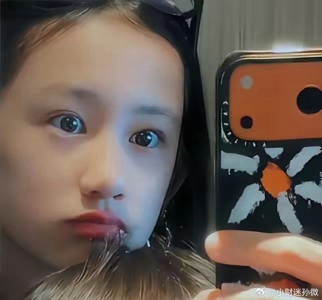 黄磊二女儿和黄磊一模一样 黄磊罕见晒二女儿小儿子正脸照，二女儿很像黄磊，拍照表情