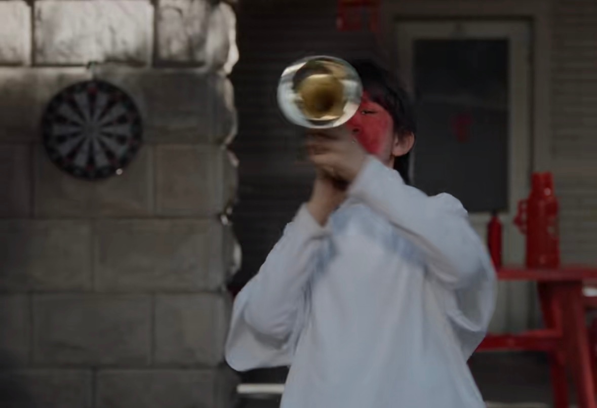 论严浩翔多爱红色🔴自行车，桌椅，水壶，灯笼，气球，红脸，足球…… 闲的没事干来