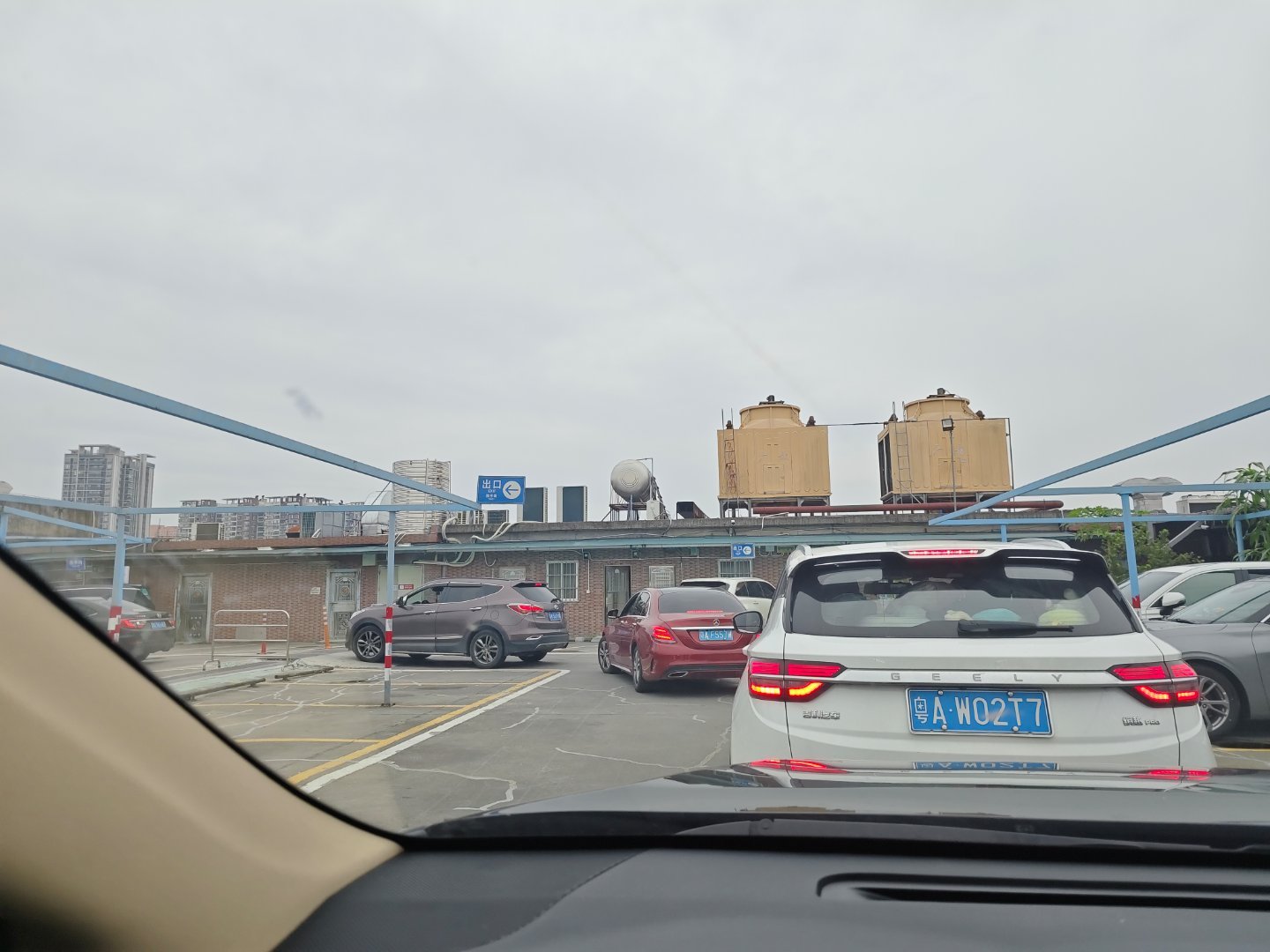 同和停车场排队坐电梯下楼[允悲]15分钟了[笑cry]没想到……在停车场堵这么久