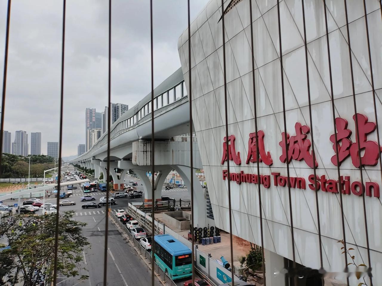 这里变身光明区的中心黄金地段了，
光明大道、观光路一纵一横十字交汇路：东连龙华福