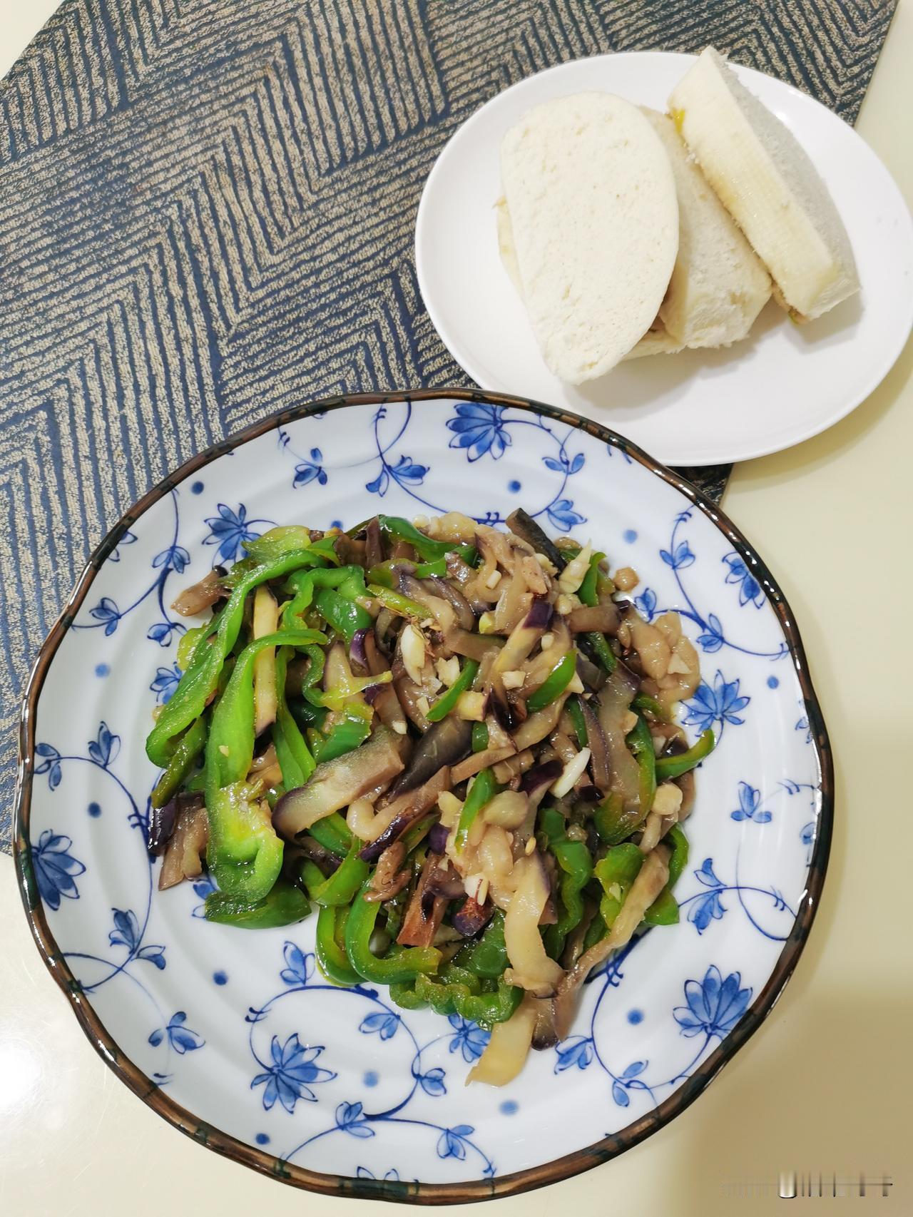 公司吃自助餐，
同事一边往盘子疯狂夹肉一边感慨：
“平时上班受的委屈，今天全吃回