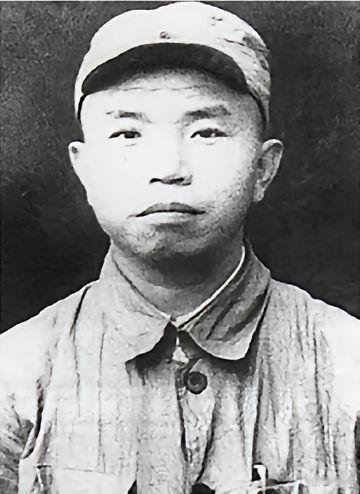 1928年，23岁的王树声被敌人追杀，一个大娘将他拖到自家地窖中藏了起来。不久后