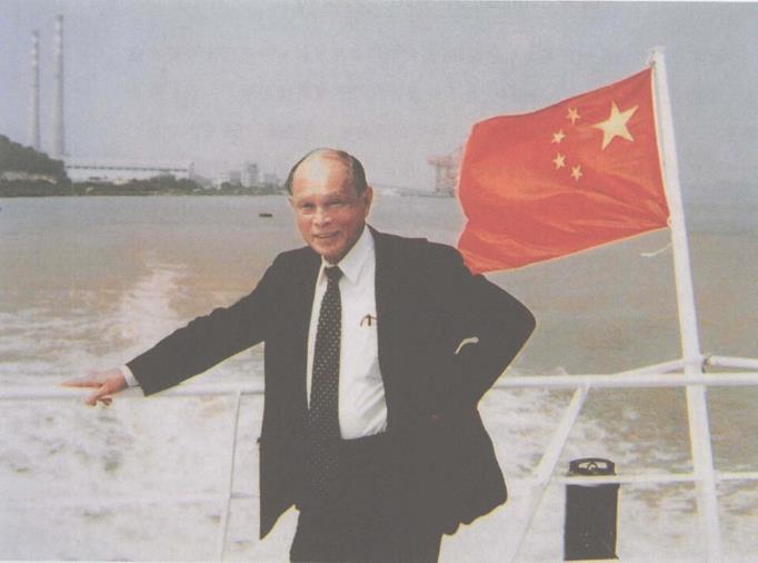 霍英东在首次试航的“南沙38号”船上。