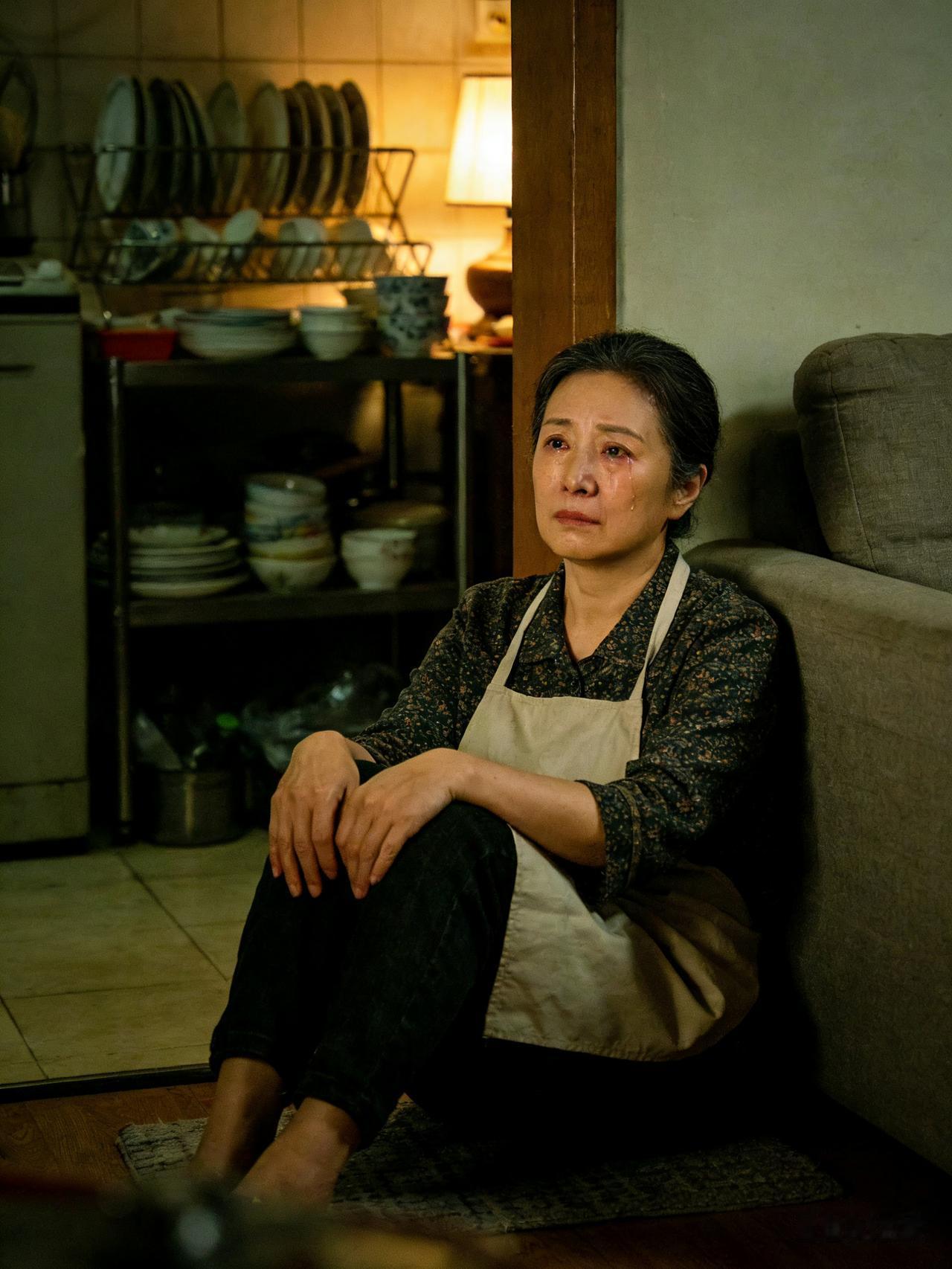 心里的委屈，不知道向谁诉说。
 
想发朋友圈，怕别人笑话；
想跟家人说，怕他们替