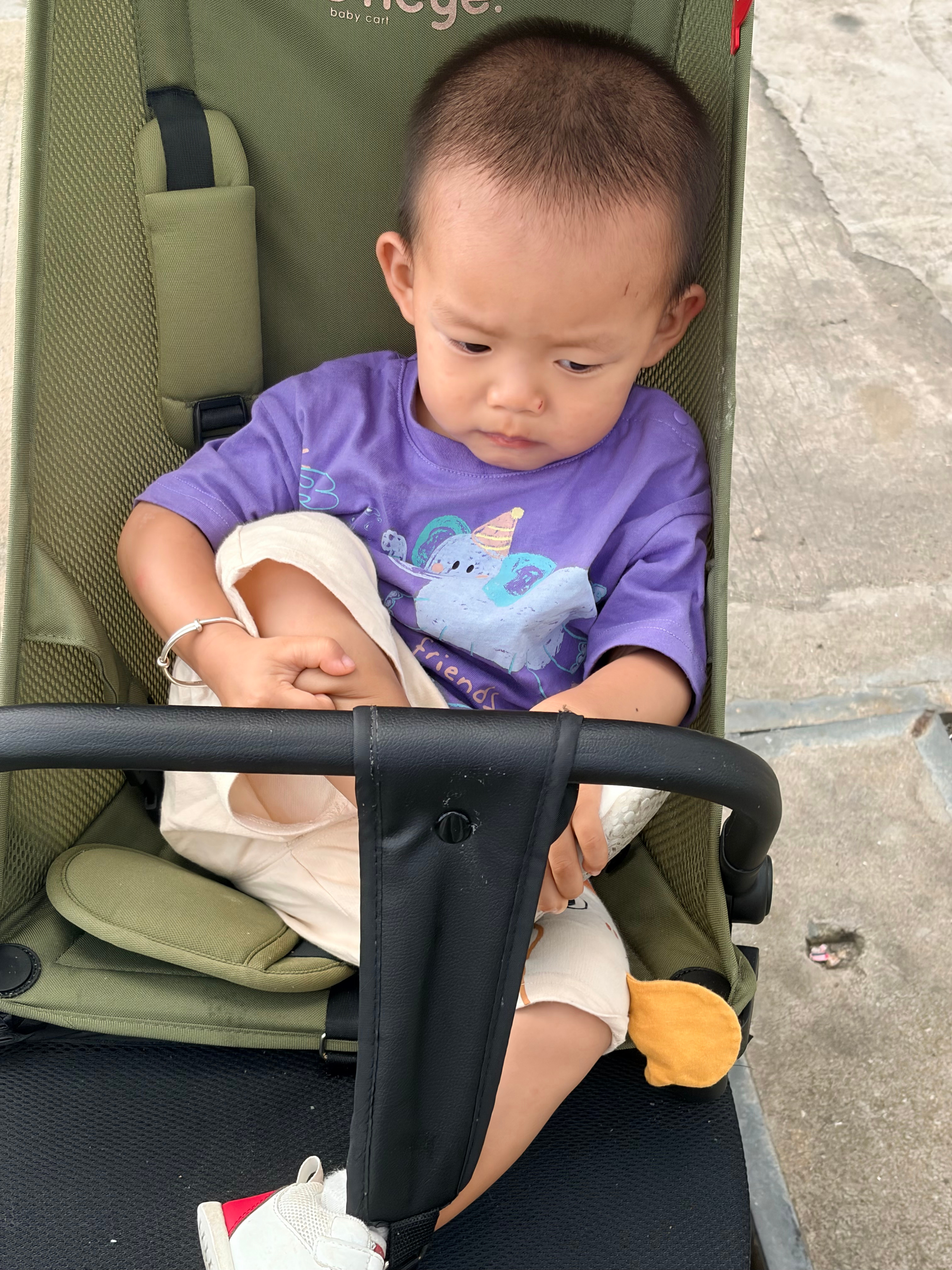 早上去公园溜达了，变成了清洁工人，看水管漏水了，还用小手去摸一下水，最后还洗上脸