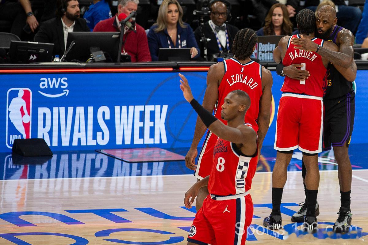 詹姆斯哈登拥抱 洛城德比赛后，詹姆斯、哈登拥抱致意。 