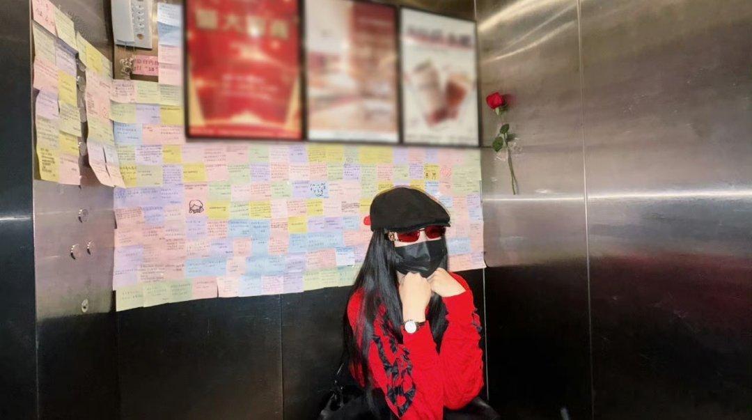 虞书欣今日营业 和小石榴给她的爱意合照了虞书欣打卡粉丝留言墙 