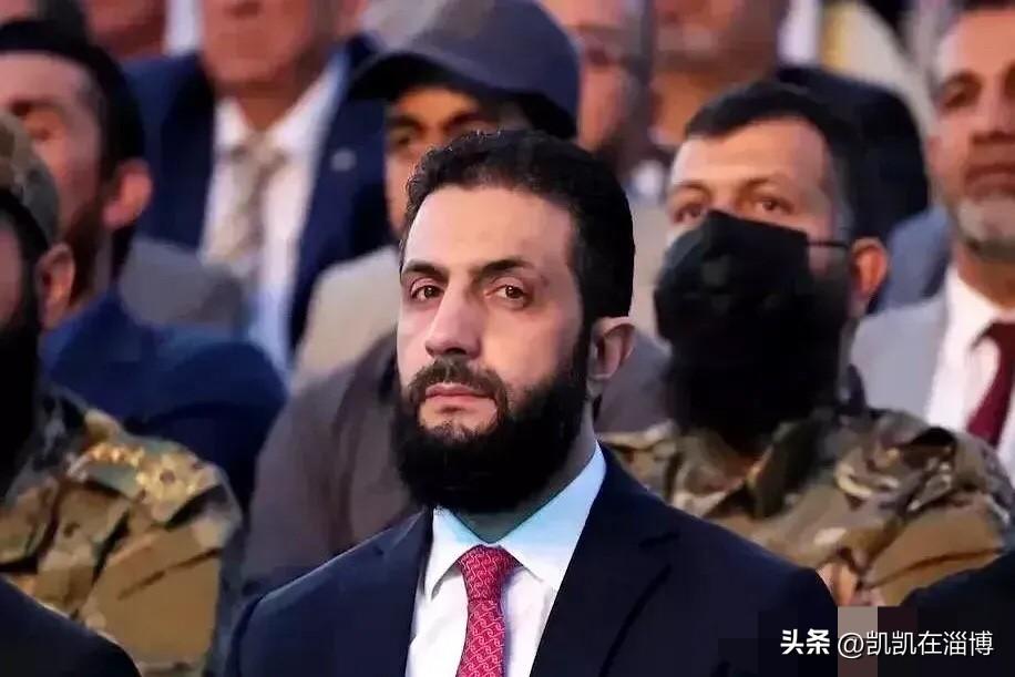 谁能料到，被制裁压得直不起腰的叙利亚，居然靠一个“机灵鬼”朱拉尼，硬生生从地狱爬