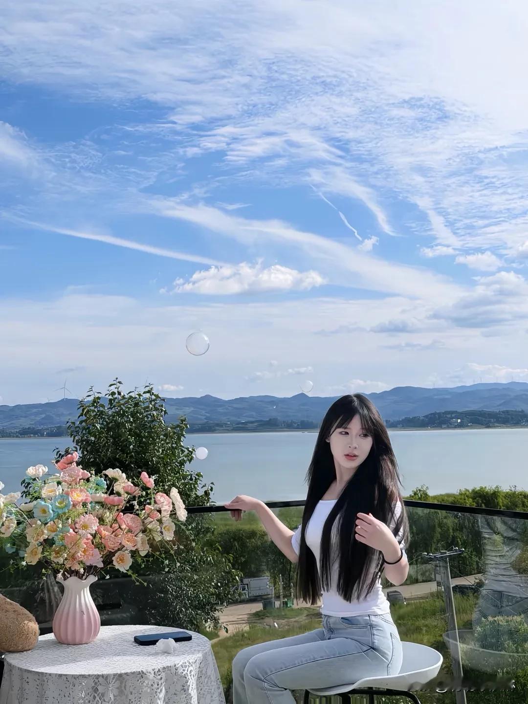 晴空万里，镜头下的女孩笑容如画
随手一拍都是风景，心情满分 
记录生活美好，定格