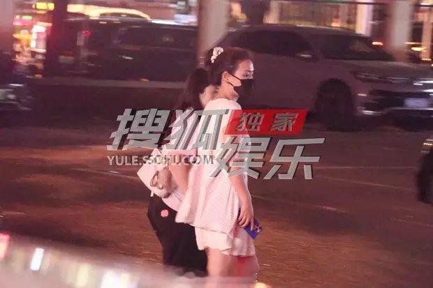 马思纯和友人聚餐后在停车场等男友张哲轩 两人感情稳定   之后两人一起坐车离开 