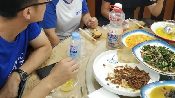 前几天，20位老同学聚餐喝酒，班长让单位一把手的同学坐主位。老张对此很不满：他只