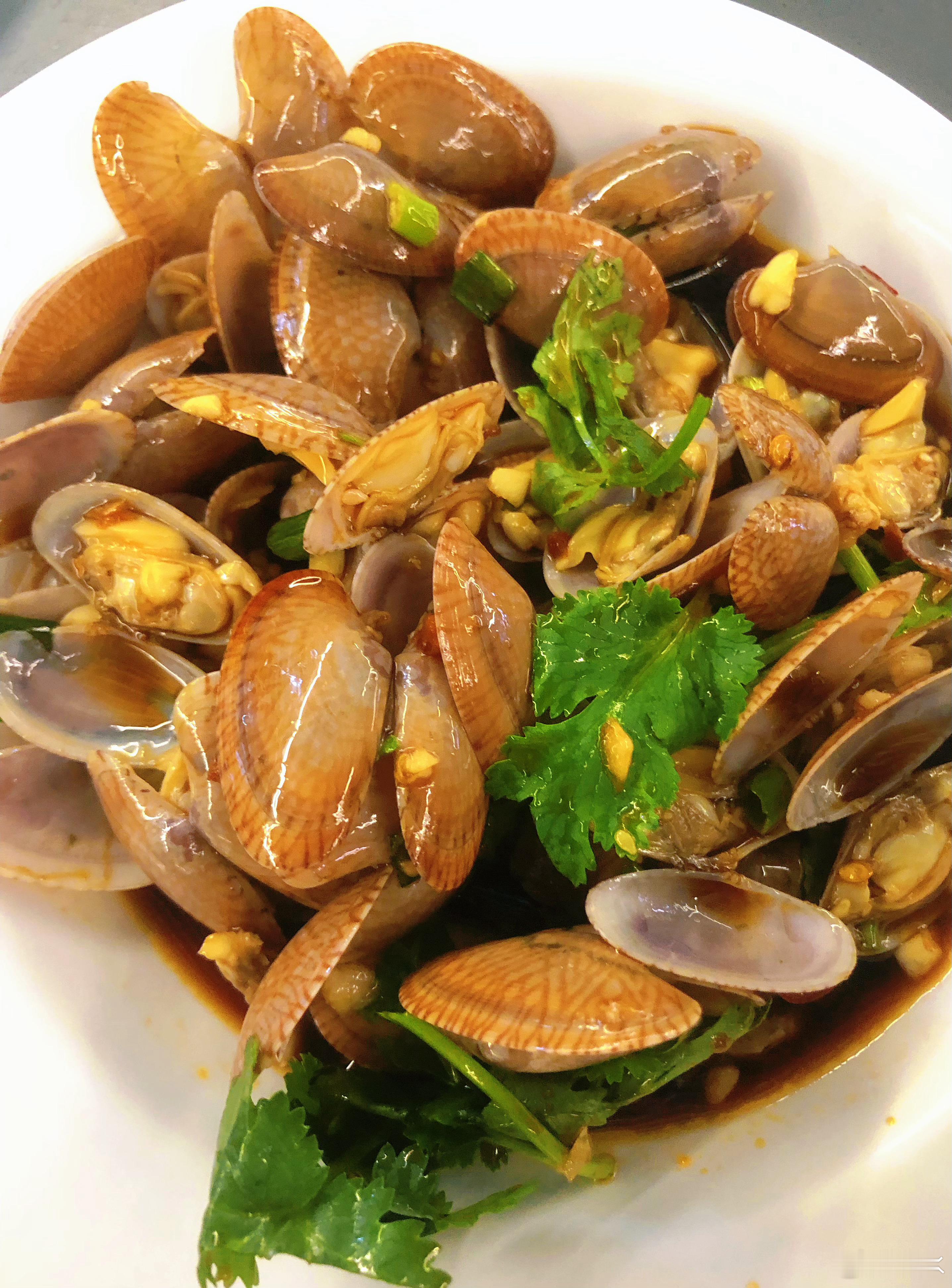 美食探店 大热天能让你坐户外，情绪稳定地吃完的鸡煲，绝对是味道出众👍！希望环境
