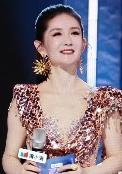 真不愧是谢娜，被骂上热搜后，这次她一句话都不敢多说了。五公的舞台上，谢娜一改往日