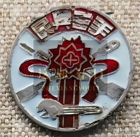 济宁老物件—民兵三手证书与纪念章，父辈难忘的火红岁月。
看到济宁市博物馆里的这套