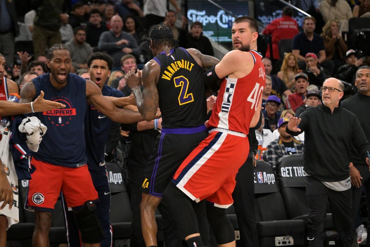 “机器卡”都急了，裁判吹罚得偏成什么样？
今天快船和湖人比赛的上半场，快船队以6