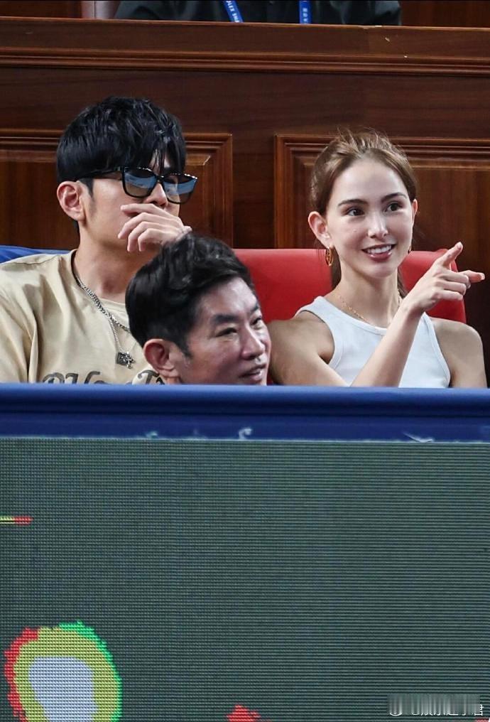 周杰伦夫妇合体现身看网球，两人都瘦了好多， ​​​
