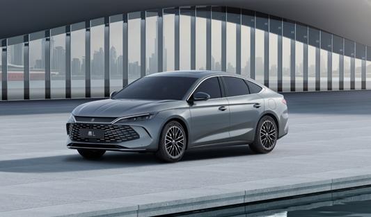 近日，比亚迪秦L官图正式发布。外观方面，秦L整车采用了“新国潮龙颜美学”设计语言