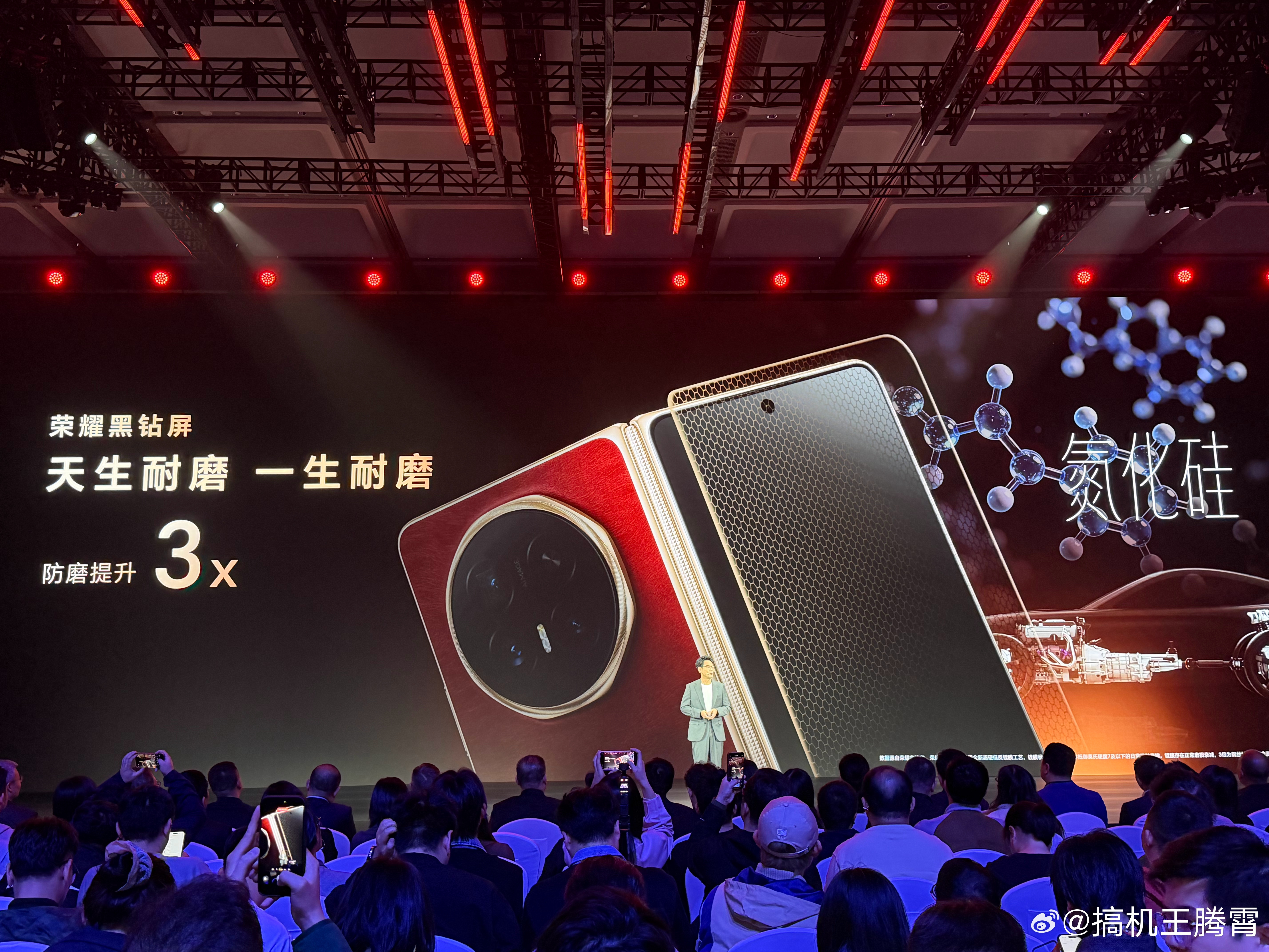 荣耀MagicV6太能整活了荣耀Magic V6这块黑钻屏有点儿东西，外屏自带A