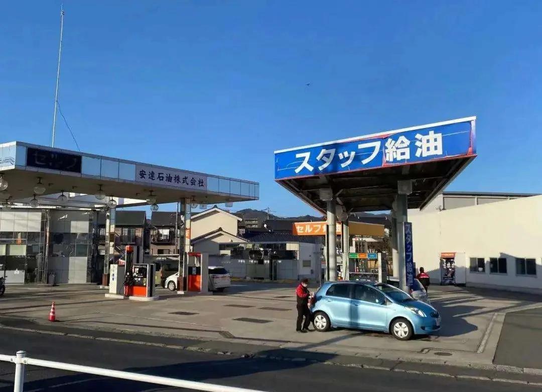 最近日本是真的急了，缺油缺到睡不着觉，政府官员们跟疯了似的，满世界跑着求爷爷告奶