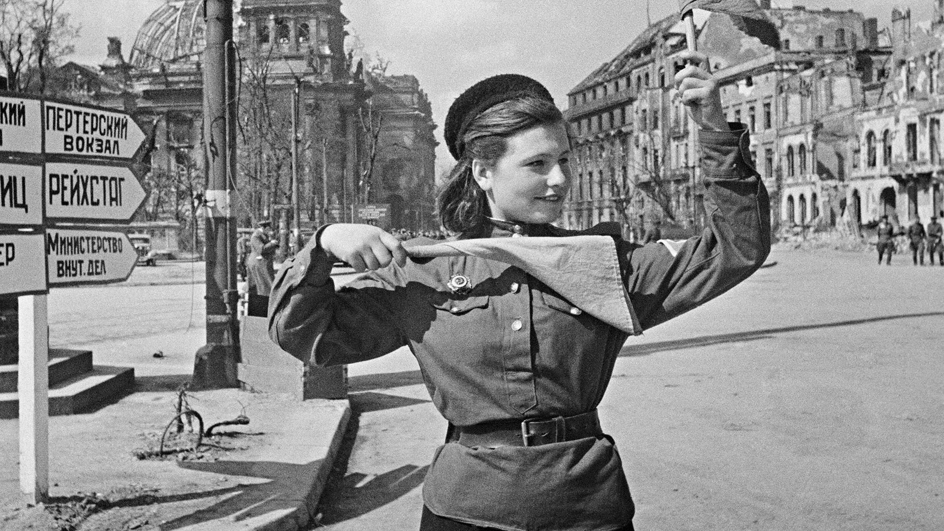 1945年5月，苏联红军战士Lydia Spivak在柏林街头指挥交通。（拍摄：