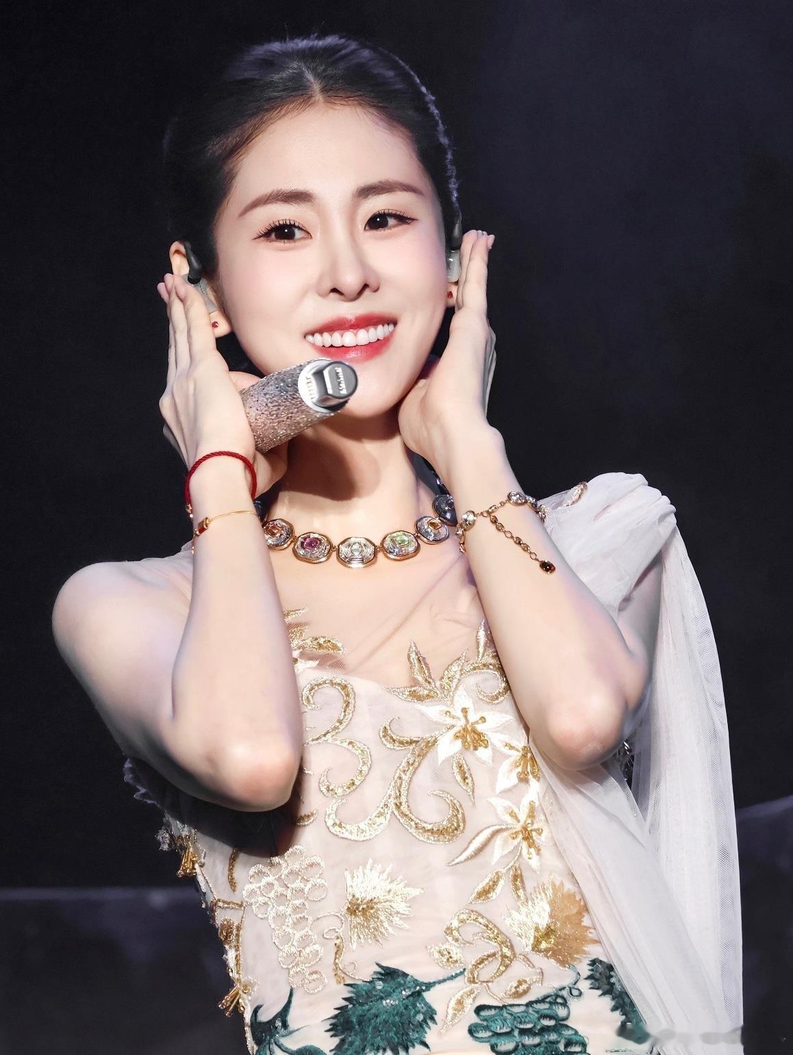 总有人阴阳怪气说她命好，可真相往往最扎心。 张碧晨压根不是什么天选幸运儿，而是拿