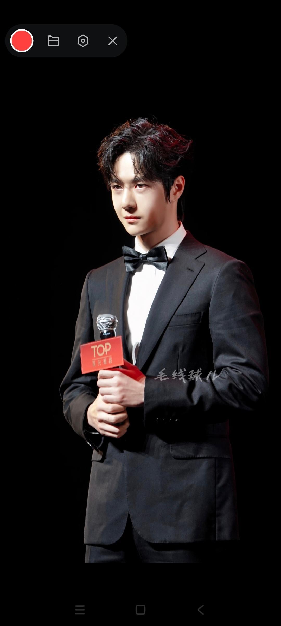 又收到一组王一博顶尖舞蹈之夜生图，太帅了！ 