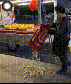 卖房子的雇人排队看房子，
开饭店的雇车停门口，
开超市的雇人排队结账，
开银行的