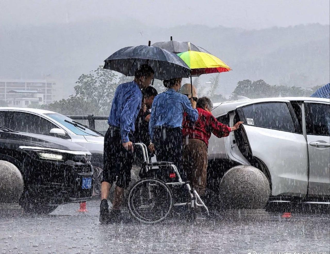 梅州西站接到G8454列车重点旅客出站协助服务工单后，“客都服务岗”成员张远胜、