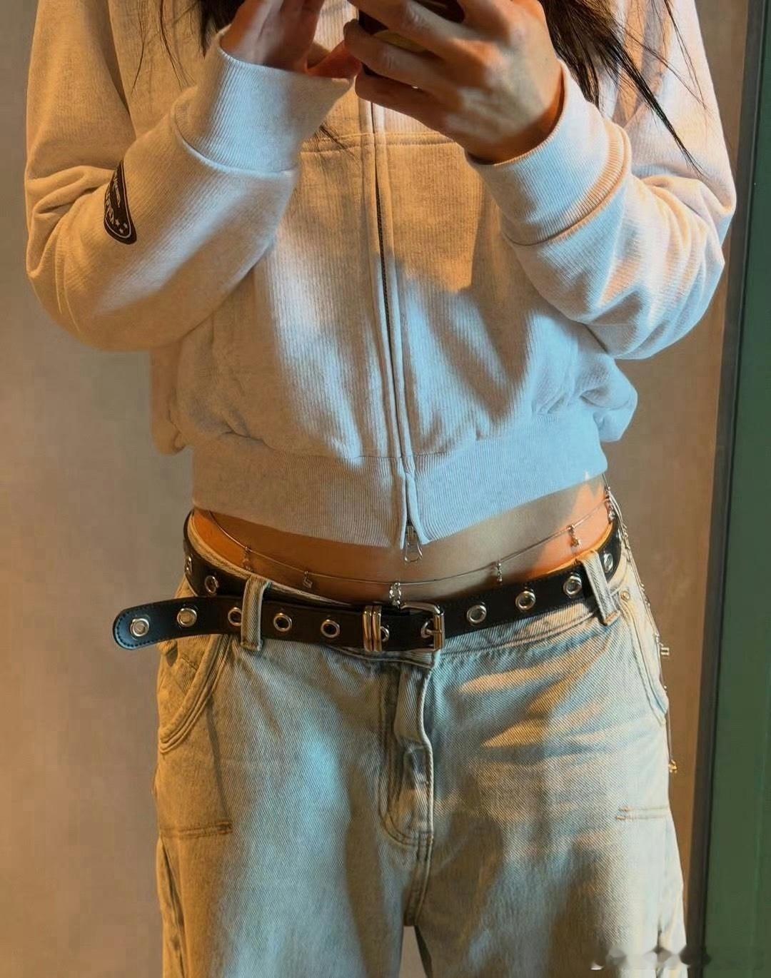 徐濠萦戴腰链出镜，这玩意现在都成了时尚单品。要是放在古代，还真没人愿意戴～ 