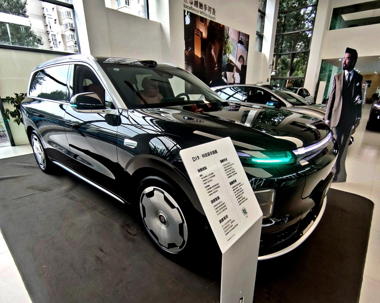 家用豪华SUV《零跑D19》
   零跑汽车旗下，一款科技豪华全尺寸旗舰SUV，