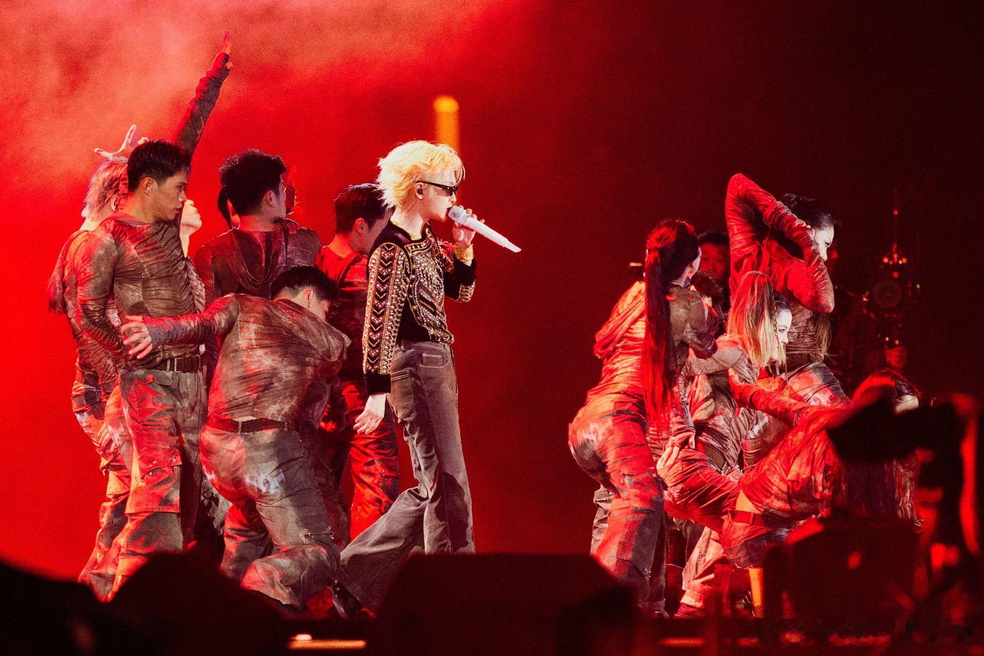 周震南9秒钟演了一段小品周震南跨年9秒高能！迷路式逃跑演成爆笑小品，这小碎步和慌