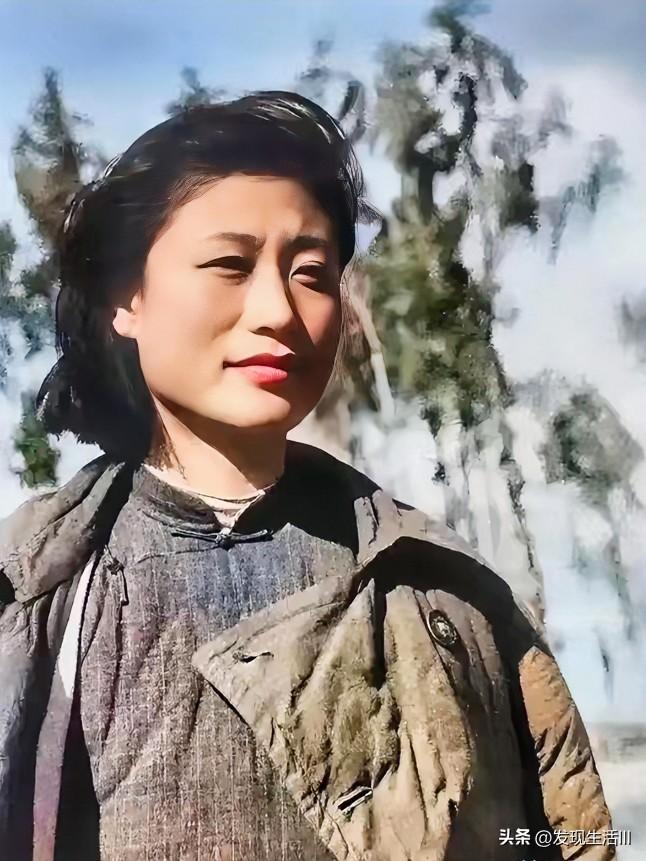 照片中的李又兰被誉为新四军的军花，也是开国上将张爱萍的夫人。

李又兰出生于浙江
