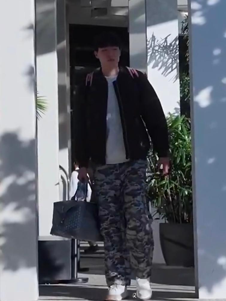 迷彩裤配小粉包，杨瀚森奔赴客场战场！即便面部挫伤出战成疑，仍带着G联盟20+7+