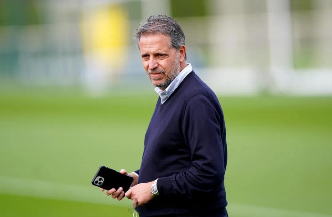 罗马诺消息，帕拉蒂奇对加盟佛罗伦萨的长期计划并深度参与俱乐部重建很感兴趣，他有可