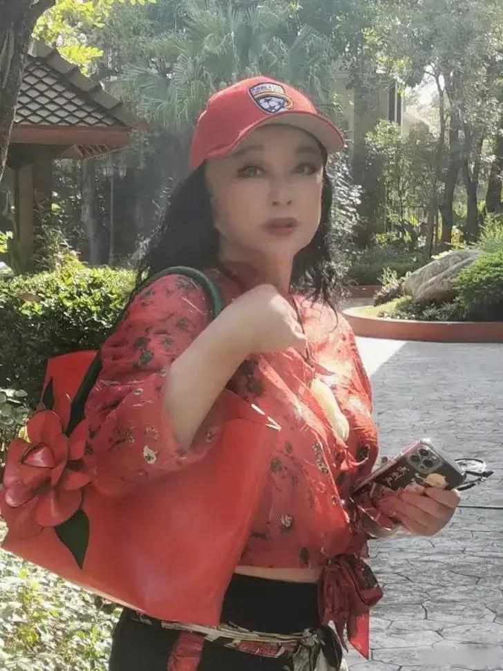 刘晓庆像不像戴了个面具？刘晓庆晒近照花里胡哨的好喜庆啊！就跟唱大戏的，刚下了戏台