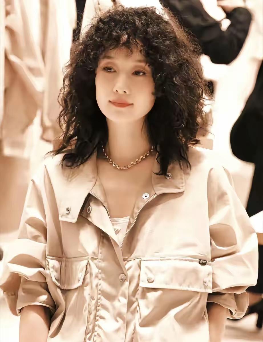 天啊，为什么短发好看，爆炸头也好看，为什么？
没天理了，她凭什么啊！你来说说？